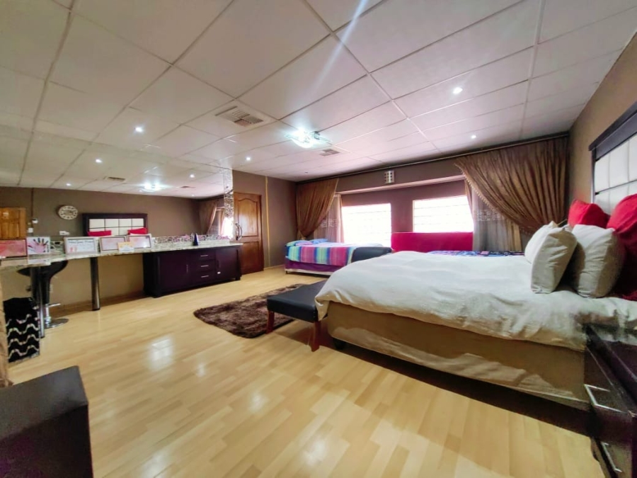 5 Bedroom Property for Sale in Van Der Hoff Park North West